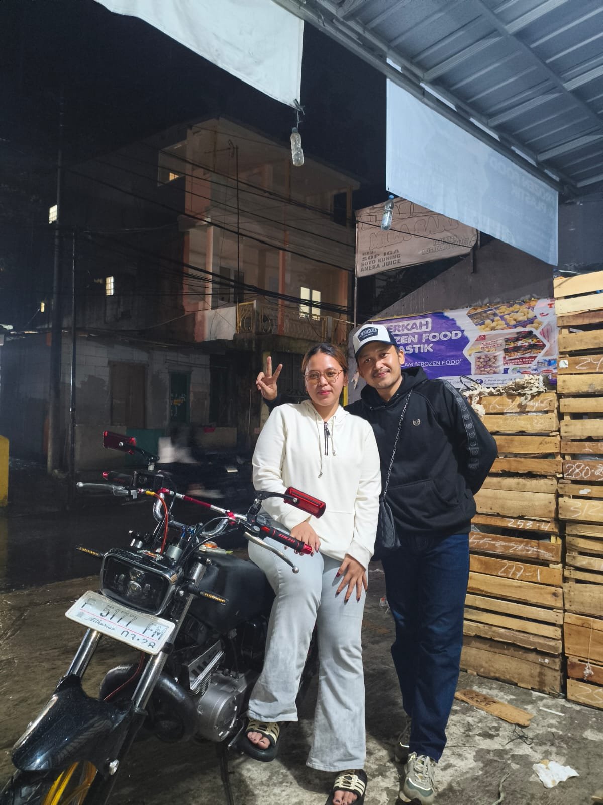 Marwan dan Shina bersama motor